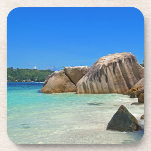 Posavasos Hermoso mar tropical con una playa rocosa