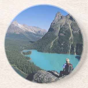 Posavasos Hiker domina el lago de color turquesa