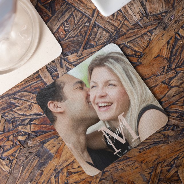 Posavasos Historia de superposición de guiones (“Layered story coaster featuring full photo, elegant serif monogram, diagonal script name, and date.)