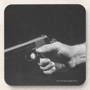 Posavasos Hombre que sostiene el arma