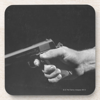 Posavasos Hombre que sostiene el arma