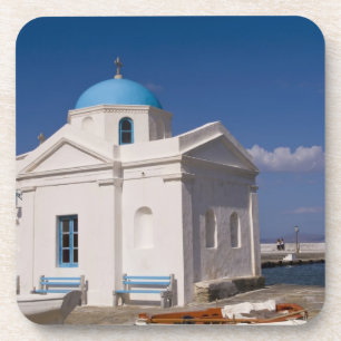 Posavasos Iglesia blanca en la playa cerca del Mar Egeo en