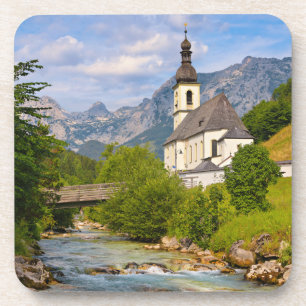 Posavasos Iglesia de montaña con paisaje de arroyos