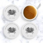 Posavasos Ilustracion de cangrejo vintage Nombre Casa de pla<br><div class="desc">Esta rústica montaña acuática cuenta con un grabado vintage en blanco y negro de un cangrejo. Personalízalo con tu apellido en tipografía de serif abierta. Ideal para una casa de playa. Mezclar y emparejar con otros diseños náuticos vintage de nuestra serie.</div>