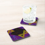 Posavasos Imagen temática de Hanukkah de SlipperyJoe's amari<br><div class="desc">Imagen temática de Hanukkah de SlipperyJoe's Estrella de David amarilla dorada velas azules con llamas naranjas idea de regalo de arte inspirado en la Menorá identidad judía espiritualidad festividad patrón simétrico audaz retro efecto de tablero de ajedrez negro y púrpura en fondo de rejilla con forma de diamante que combina...</div>
