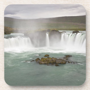 Posavasos Islandia. Vista de las cataratas de Godafoss en el