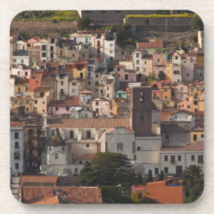 Posavasos Italia, Cerdeña, Bosa. Vista de la ciudad con Cas