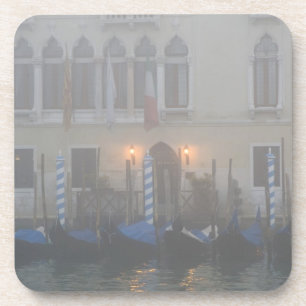 Posavasos Italia, Venecia. Una fila de góndolas vistas a tra