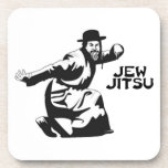 Posavasos Jew Jitsu Coasters | Judía Bar Mitzvah Regalos<br><div class="desc">Excelente regalo para su próximo Bar Mitzvah! 

Esta impresionante montaña rusa cuadrada contiene un diseño gráfico negro y texto negro,  se ve mejor en un color de fondo claro.


humor judío noticias graciosas "ju jitsu" "jew jitsu" hilarantes jewish hebrew</div>