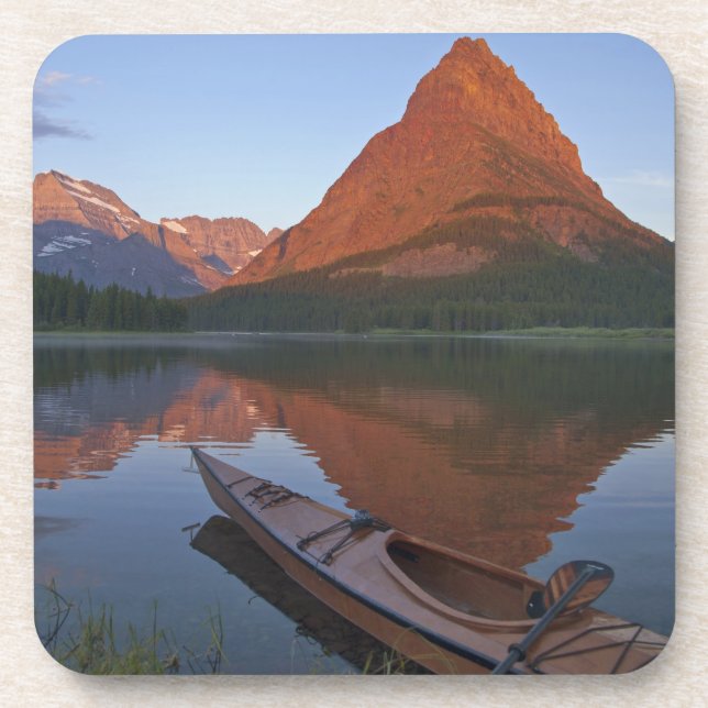 Posavasos Kayak de madera en el lago Swiftcurrent al amanece (Frente)