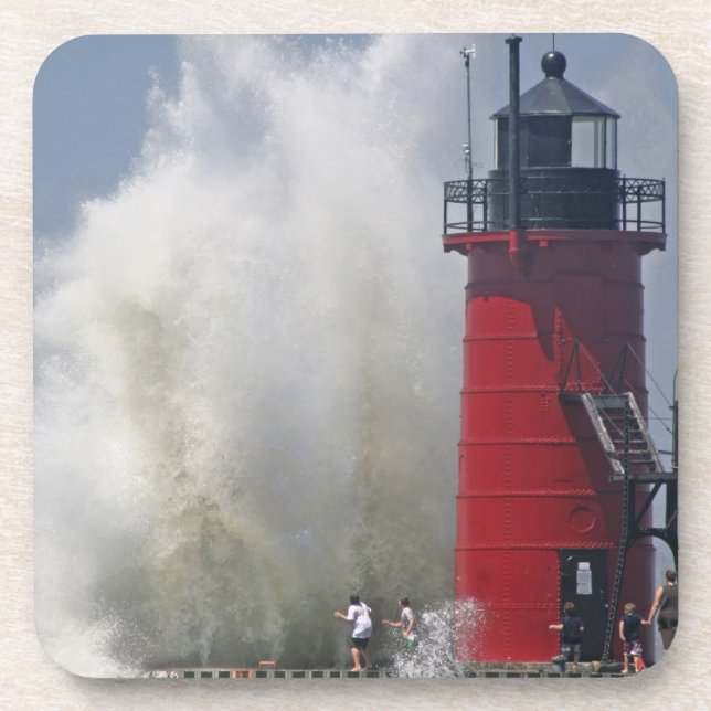 Posavasos La gente en el muelle observa grandes olas en (Frente)