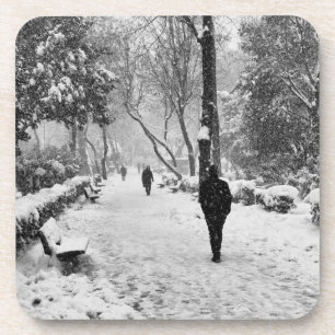 Posavasos La gente en el parque en un día de invierno nevado