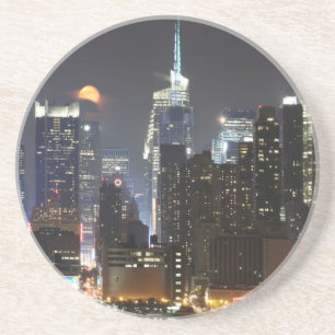 Posavasos La luna sube sobre el Midtown Nueva York.