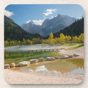 Posavasos Lago Jasna en los Alpes eslovenos en otoño