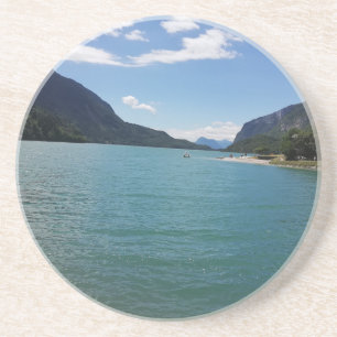 Posavasos Lago turquesa entre montañas - fotografía natural