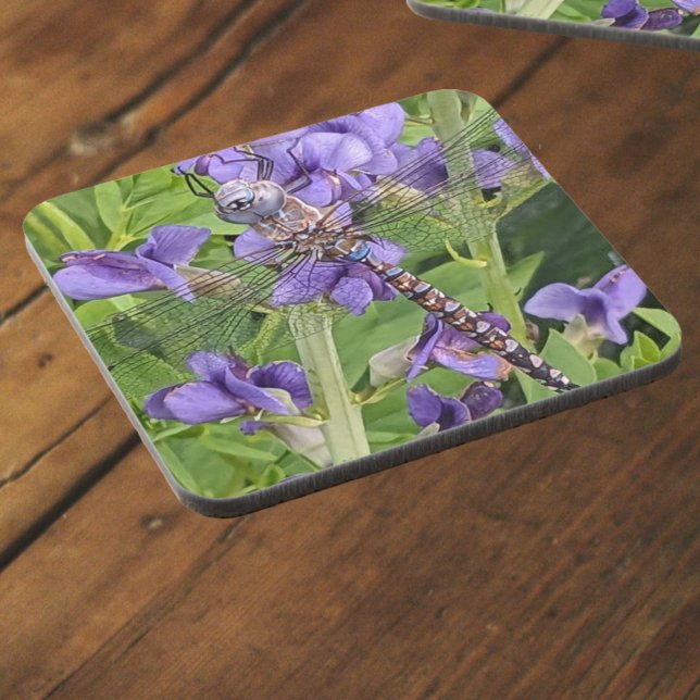 Posavasos Libélula Darner de Ojos Azules sobre Flores Purpúr (In Situ Angled)
