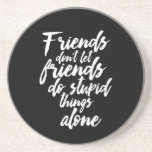 Posavasos Los divertidos objetivos de amistad que los amigos<br><div class="desc">Los Amigos No Dejan Que Los Amigos Hagan Cosas Estúpidas Solos. Diseño gracioso y humorístico para tus mejores amigos que nunca hacen preguntas cuando se trata de hacer algo estúpido. Esta fresca mercadería de tipografía es genial para el Día de la Amistad. Perfecto para simbolizar los goles de la Amistad...</div>