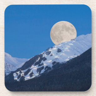 Posavasos Luna llena sobre el resort de esquí Alyeska, Alask