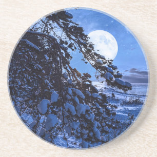 Posavasos Luna sobre un árbol de abetos nevado y costa marin