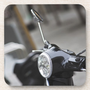 Posavasos Madrid, scooter negro de Vespa