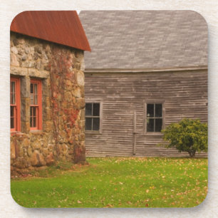 Posavasos Maine, edificio de piedra viejo y granero de