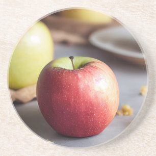 Posavasos Manzanas rojas frescas sobre la mesa, migajas de t