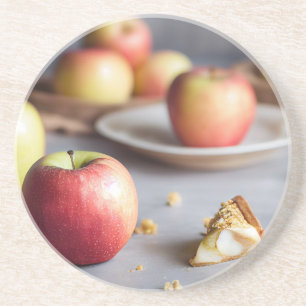 Posavasos Manzanas rojas frescas sobre la mesa, migajas de t