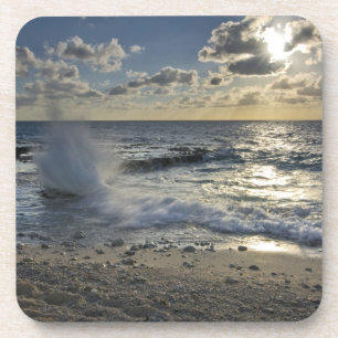 Posavasos Mar Caribe, Islas Caimán.  Olas en crisis