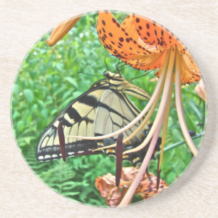 Posavasos Mariposa de cola tortuosa tigre en la lirio de Gor