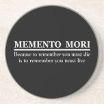 Posavasos Memento mori<br><div class="desc">El memento mori es una frase latina que significa "recuerda que debes morir". La idea básica de esta filosofía es que si la gente recuerda sus muertes ineludibles, llevarán vidas más sobrias, vivirán en el presente y aprovecharán las oportunidades en lugar de posponerlas hasta el "mañana". Todas son en su...</div>