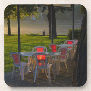 Posavasos Mesa de comedor y sillas junto al río Danubio,