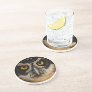 Posavasos Mesmerizando los ojos dorados de una lechuza espec