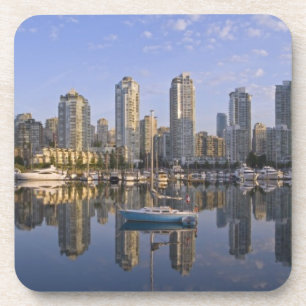 Posavasos Mirando a través de False Creek en el horizonte de