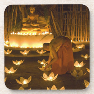 Posavasos Monjes encendiendo velas khom loy y linternas para