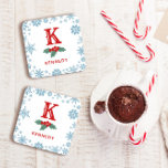 Posavasos Monograma de Navidades de copos de nieve azul holl<br><div class="desc">Hermosa montaña de Navidades monogramada de copos de nieve con copos de nieve azul bonito, bayas rojas con hojas verdes, y tu nombre e inicial. Prepárate para la temporada de Navidades con esta montaña rusa festiva. Cuenta con su inicial en rojo sobre bayas huecas y rodeado de copos de nieve...</div>