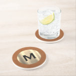 Posavasos Monograma de oro metálico cepillado de lujo<br><div class="desc">El diseño minimalista en forma de monogramado de lujo presenta un monograma dorado cepillado con su tipografía inicial en bloques clásicos sobre un fondo de textura de cuero marrón estridente que le da un toque de lujo sencillo y elegante.</div>