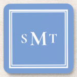 Posavasos Monograma de tres letras azul y blanco<br><div class="desc">Cree sus propias cápsulas monográficas de tres letras en blanco y azul. Fácil de personalizar con las iniciales personalizados en tipografía minimalista elegante.</div>