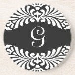Posavasos Monograma inicial<br><div class="desc">Las cápsulas monográficas tienen un bonito y atractivo patrón decorativo en blanco que enmarca las iniciales de tu monograma para reflejar tu gusto único. Te ayudan a hacer una declaración de estilo en tus fiestas especiales de cócteles para duchas de boda, cumpleaños, aniversarios, etc. Los Monogrammed Coasters son perfectos para...</div>