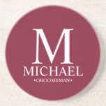 Posavasos Monograma personalizado de Borgoña y Groomsman de<br><div class="desc">Regalos Groomsman personalizados modernos con monograma blanco personalizado,  nombre y título del groomsman en un clásico estilo serif con fondo rojo burdeos. También perfecto para el Mejor Hombre,  Padre de la Novia y más.</div>