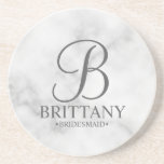 Posavasos Monograma personalizado de mármol y dama de honor<br><div class="desc">Regalos modernos personalizados de dama de honor con monograma personalizado con elegante estilo de letra de guión con el nombre de la dama de honor y el título en estilo clásico de letra serif sobre fondo de mármol blanco. También perfecto para la criada de honor, madre de la novia y...</div>