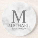 Posavasos Monograma personalizado de mármol y Groomsman de n<br><div class="desc">Regalos Groomsman personalizados modernos con monograma personalizado,  nombre y título de un groomsman en estilo clásico serif con fondo de mármol blanco. También perfecto para el Mejor Hombre,  Padre de la Novia y más.</div>