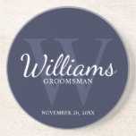 Posavasos Monograma y nombre de Groomsmen con guión personal<br><div class="desc">Añada un toque personal a su boda con una montaña rusa personalizada. Esta montaña rusa presenta el nombre personalizado de groomsman en un estilo de fuente clásico de escritura blanco con detalles bodas en estilo de letra serif clásico blanco y monograma en estilo de fuente serif clásico azul marino claro...</div>
