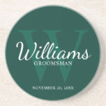 Posavasos Monograma y nombre de Groomsmen con guión personal<br><div class="desc">Añada un toque personal a su boda con una montaña rusa personalizada. Esta montaña rusa presenta el nombre personalizado del groomsman en un estilo de fuente clásico de escritura blanco con detalles bodas en estilo de letra serif clásico blanco y monograma en estilo de fuente serif clásico de color verde...</div>