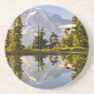 Posavasos Monte Rainier reflejado en un tarn cerca de Plumme