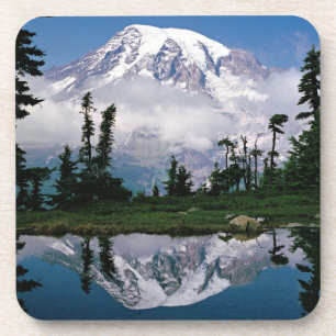Posavasos Monte Rainier reflejado en un tarn de montaña