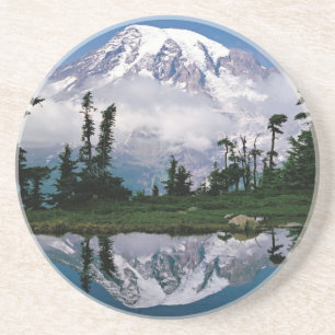 Posavasos Monte Rainier reflejado en un tarn de montaña
