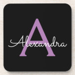 Posavasos Morado Black Script Girly Monograma Nombre<br><div class="desc">Máster de papel de monograma con escritura simple negra y púrpura. Esto hace que la graduación perfecta, el cumpleaños, el boda, la ducha de novia, el aniversario, la ducha de bebé o la fiesta de soltera sea un regalo para alguien que ama el lujo glam y los estilos de moda....</div>