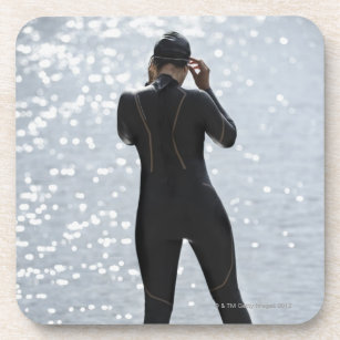 Posavasos Mujer en el wetsuit que se coloca en roca