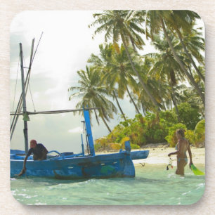 Posavasos Mujer en pequeño barco pesquero tradicional,