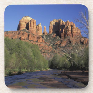 Posavasos NA, EE. UU., Arizona, Sedona. Cathedral Rock y Oak